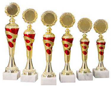 Eine Reihe von sechs goldfarbenen Trophäen mit roten Akzenten auf weißen Sockeln wird nebeneinander vor einem weißen Hintergrund präsentiert und zeigt einen Pokal Goslar 6-er Pokalserie 255 mm – 334 mm PK754720-6-E50 mit exquisitem Design.